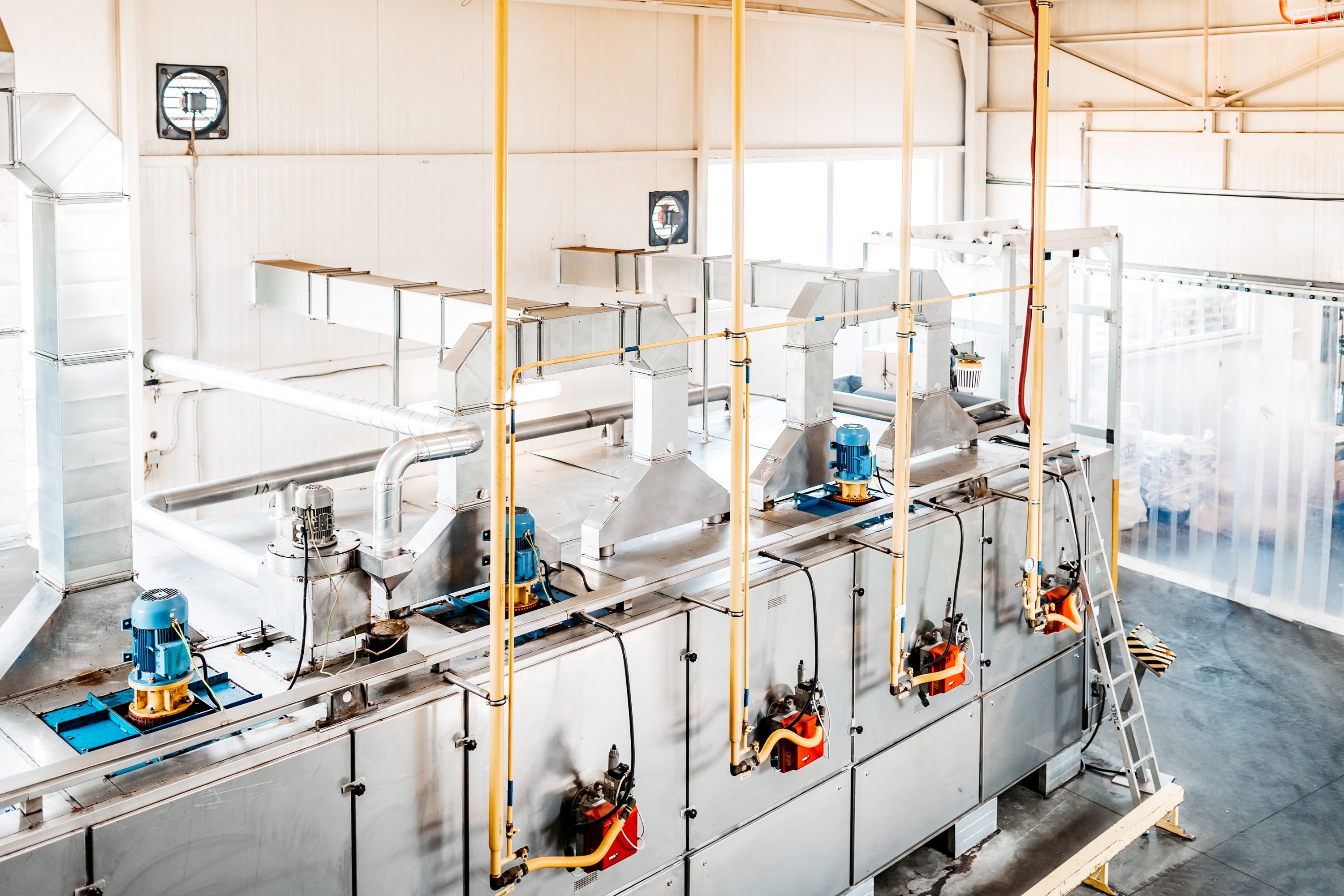 Výrobní dělník pražících strojů